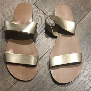 Woman’s J Crew double loop slide sandals